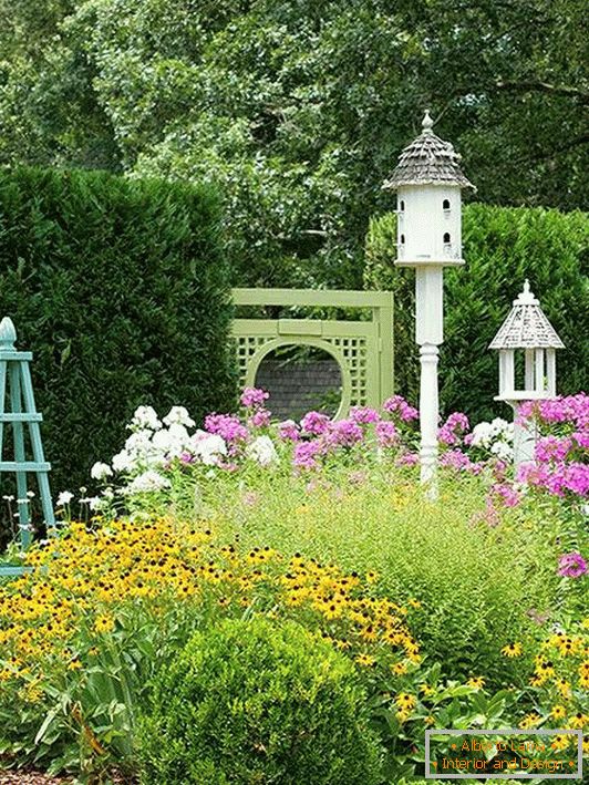 Garden with a house for birds and other decorations