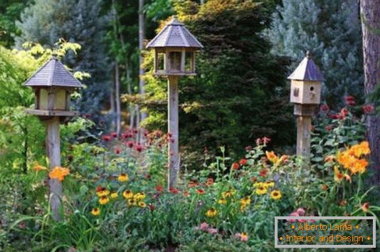 Houses for bringing birds to the garden