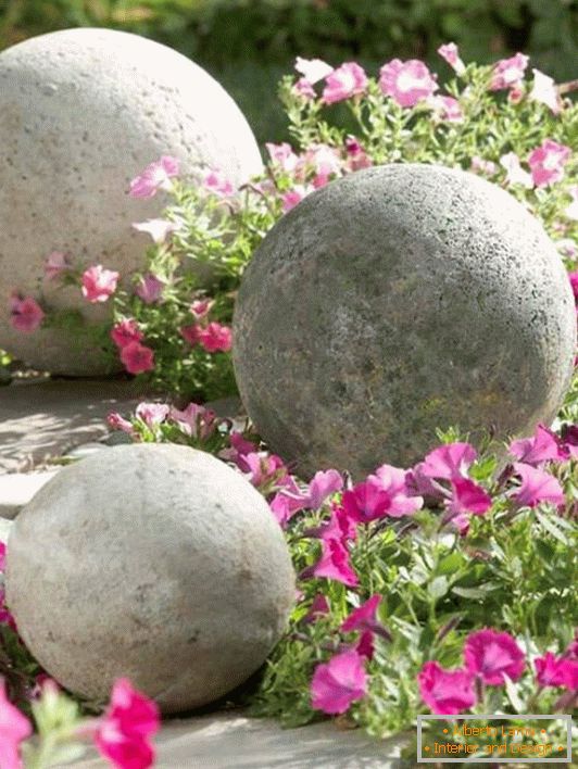 Balls of concrete for decoration of a yard