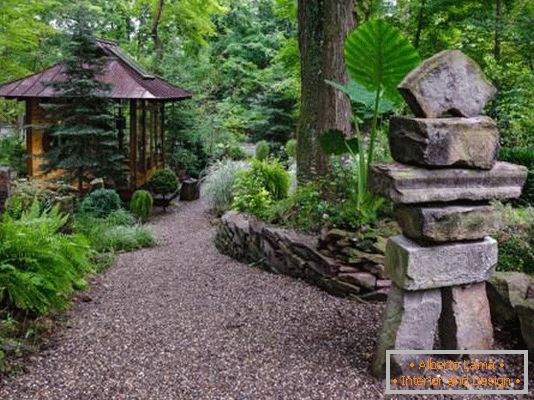 Decorating the garden near the house with stones