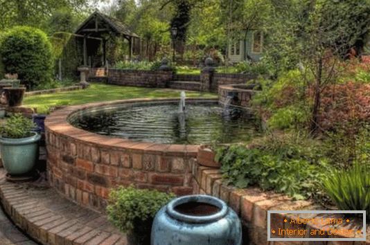 Vases and a fountain in the garden