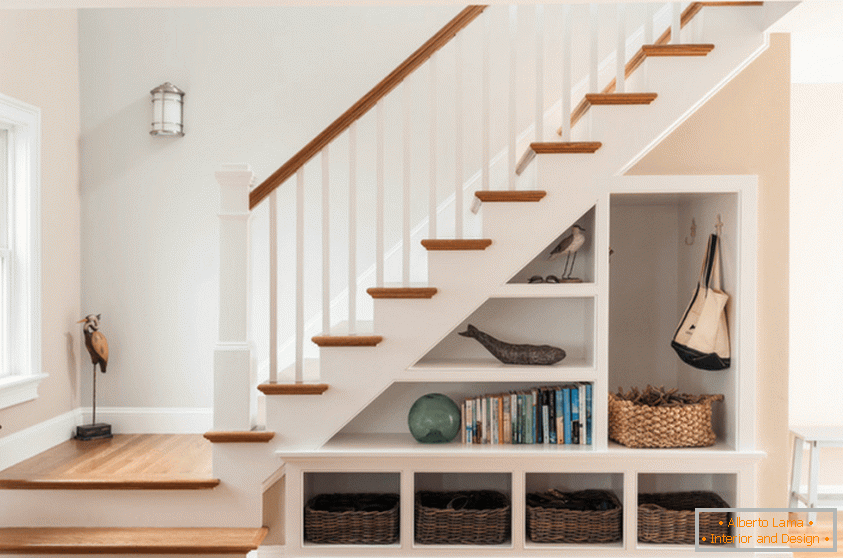 Under the stairs - хороший вариант для хранения нужных вещей
