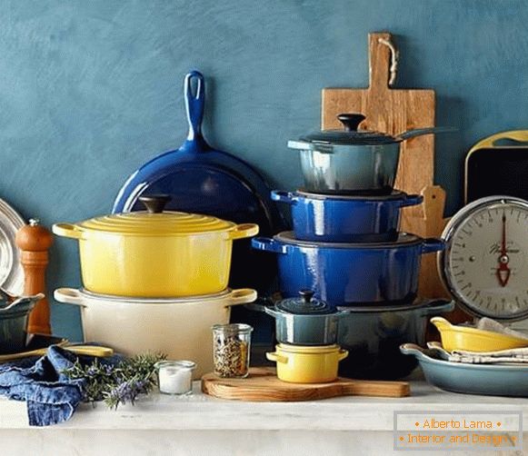 Bright pots in kitchen design