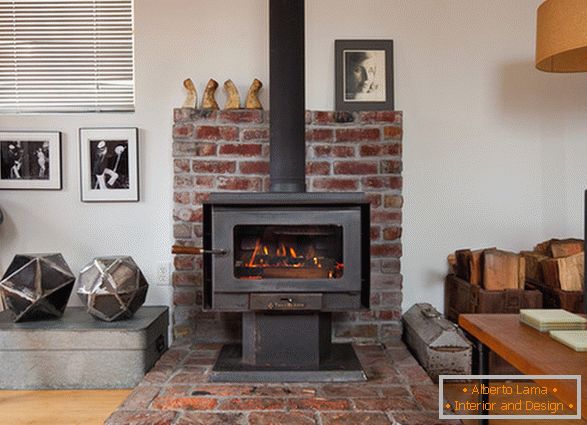 Living room with fireplace in the garage