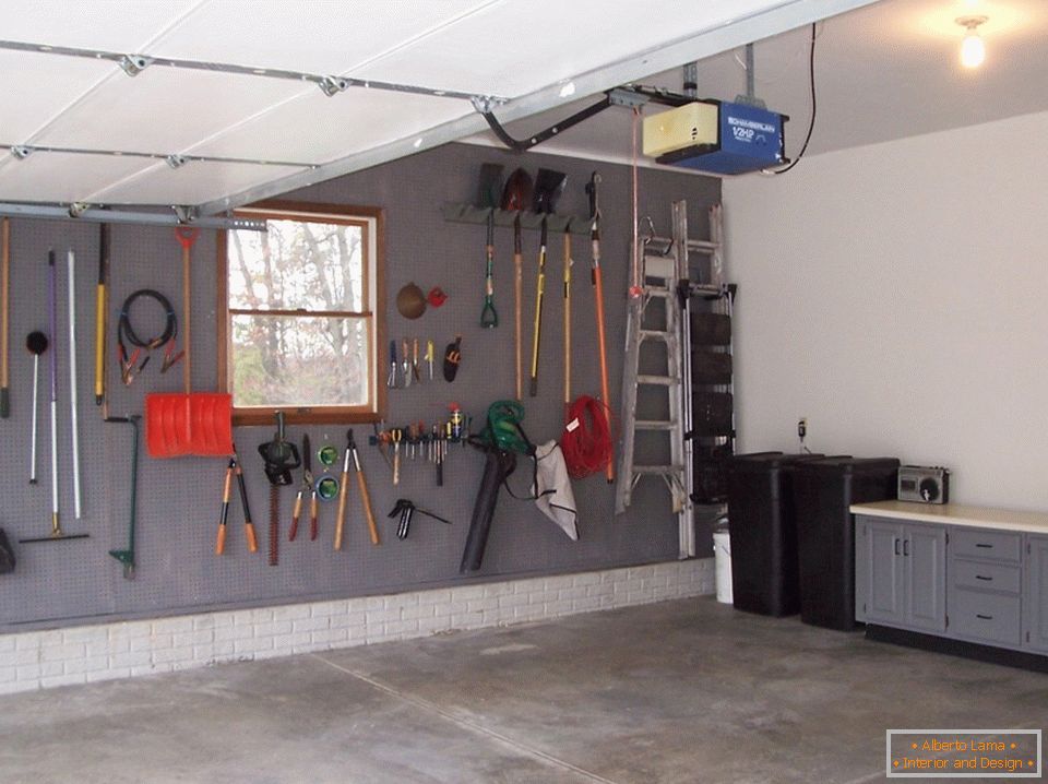 Wall-mounted storage system in the garage