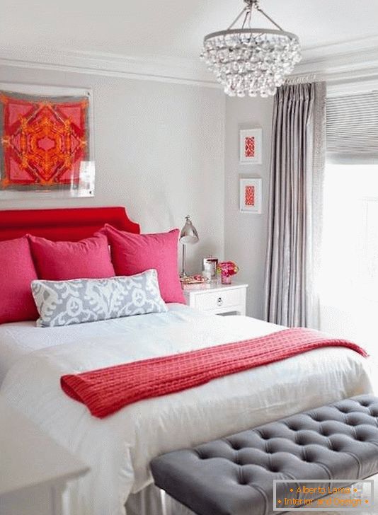 The combination of red, pink and gray in the bedroom