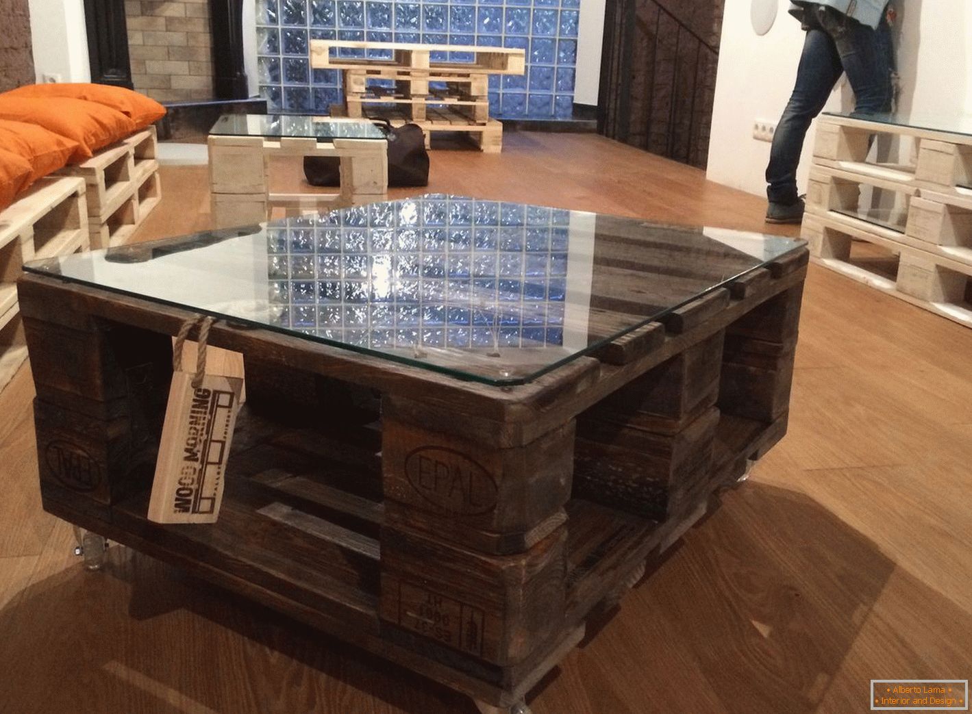 Table of pallets