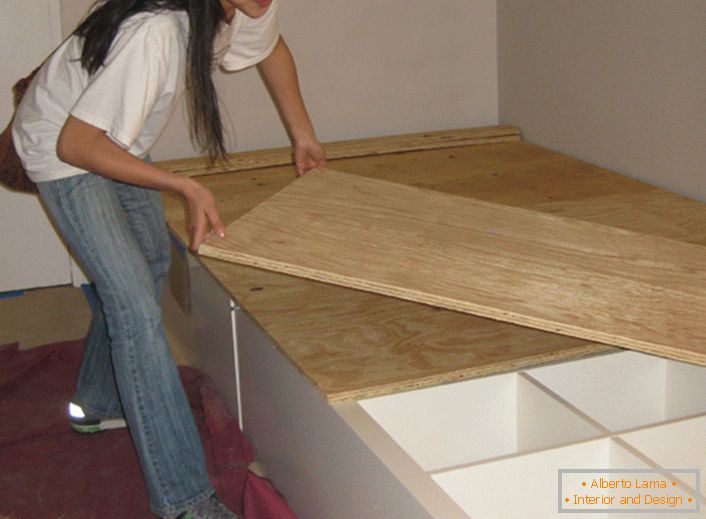 Process of installation of a bed of a podium
