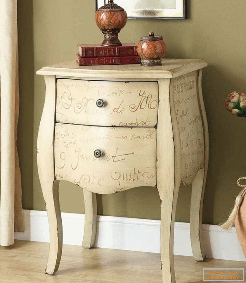 Artificially aged chest of drawers with own hands