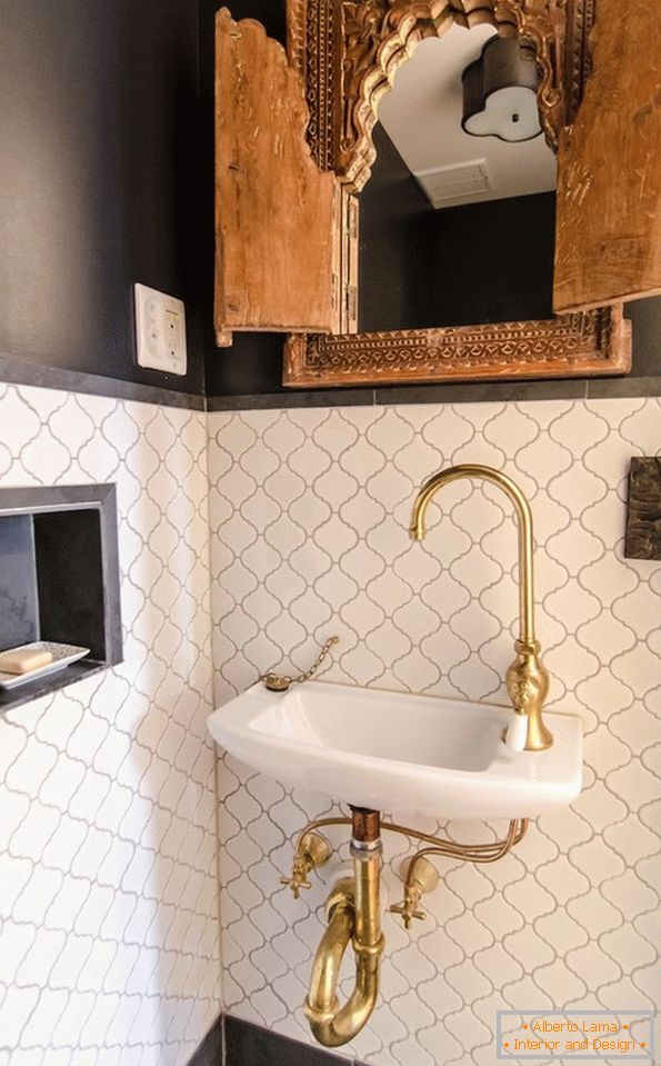 Original mirror above the washbasin