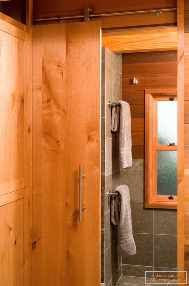 Sliding door in the bathroom