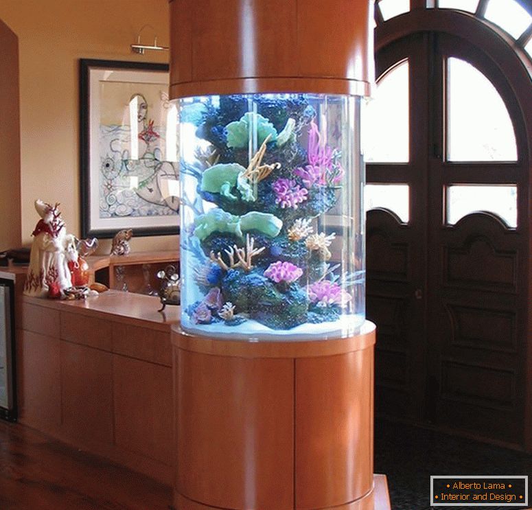 Aquarium in the form of a column