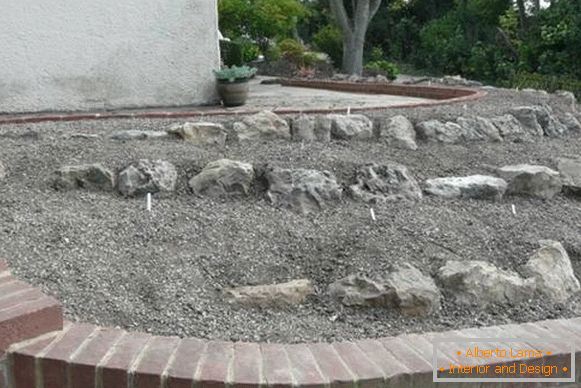 Flowerbed - Alpine slide in the country house with your own hands