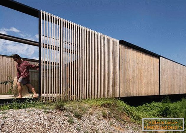 Inexpensive house of concrete blocks. Door-gate - photo 3