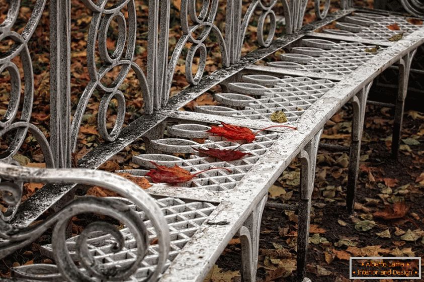 Openwork benches are a stylish solution for your garden!