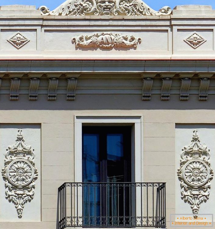 Architectural elements in the form of stucco molding from gypsum adorn the facade of the house in Empire style. Fanciful, intricate patterns make the exterior unusual.