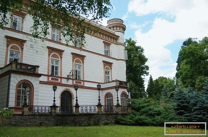 The style of Empire can also be laconic and restrained. The decoration of the house is close to the classic, but the decorative elements of the facade indicate the presence of the Empire style. 
