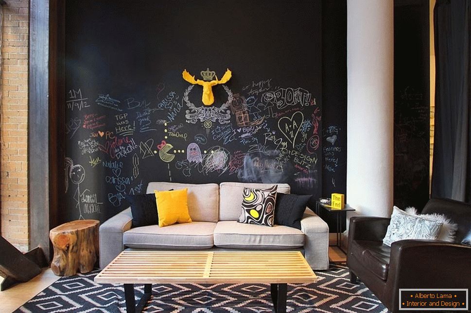 Painted black wall in the interior of the living room