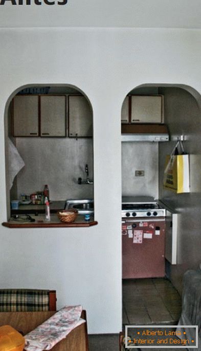 Kitchen before the renovation is separated from the living room by an arch