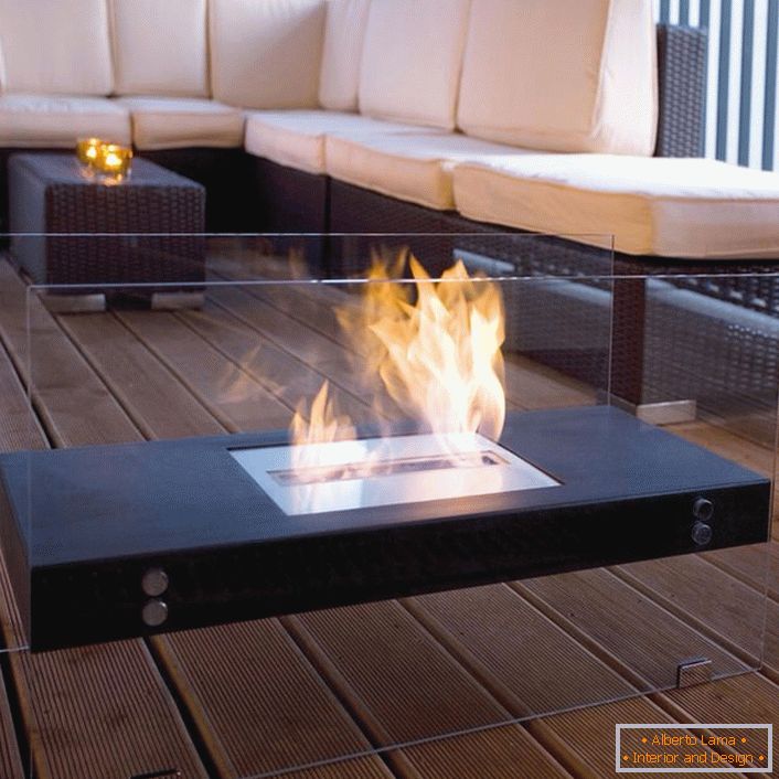 The portable focus of the bio fireplace allows you to use it according to the situation.