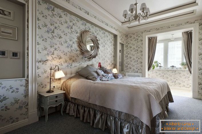 The floral ornament on the wallpaper makes the setting romantic, light and fresh.