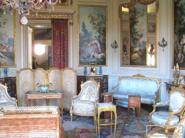 Wall-papers, imitating old paintings, in a guest room in baroque style. 