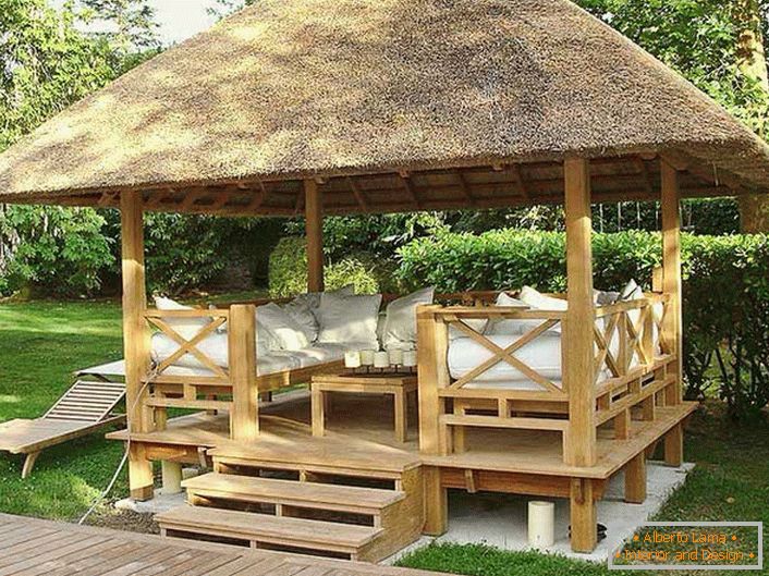 A small but comfortable space is suitable for outdoor recreation.