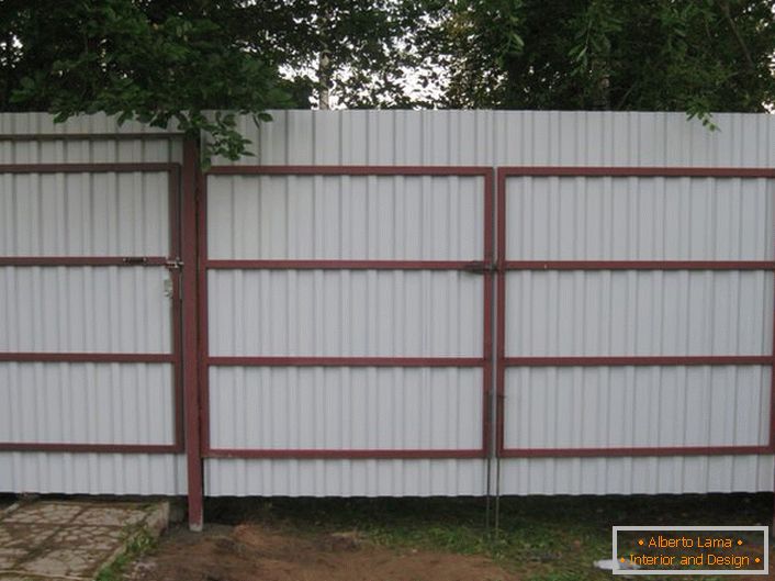 So it looks like a modular fence from the corrugated board from the inside. The design is simple, installation can be done by yourself.