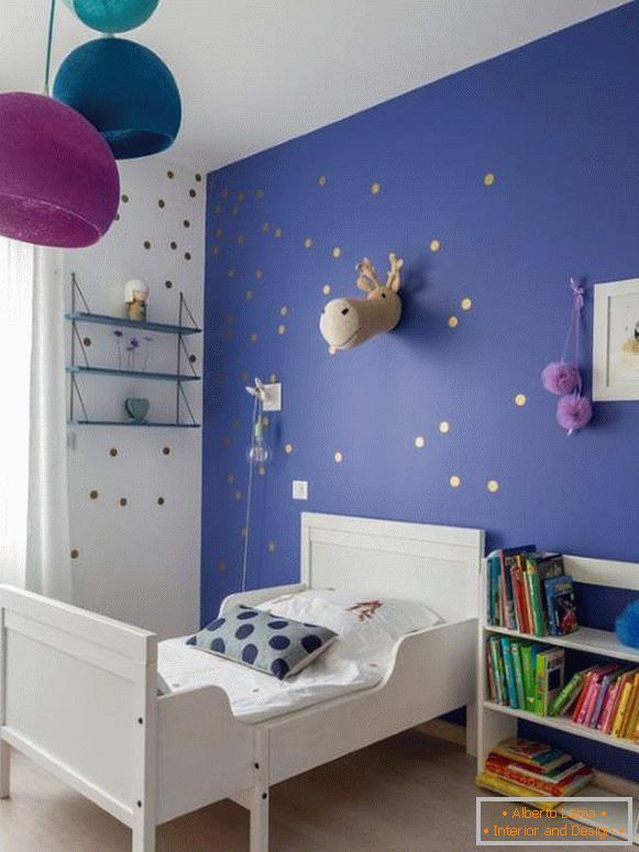 Blue color of the walls in the children's room with lilac decor