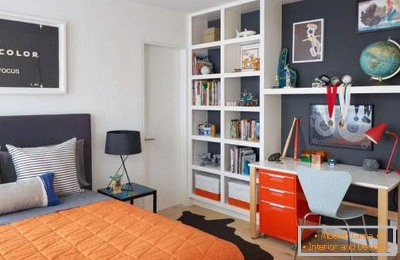 The combination of colors in the interior of the children's room - orange and blue