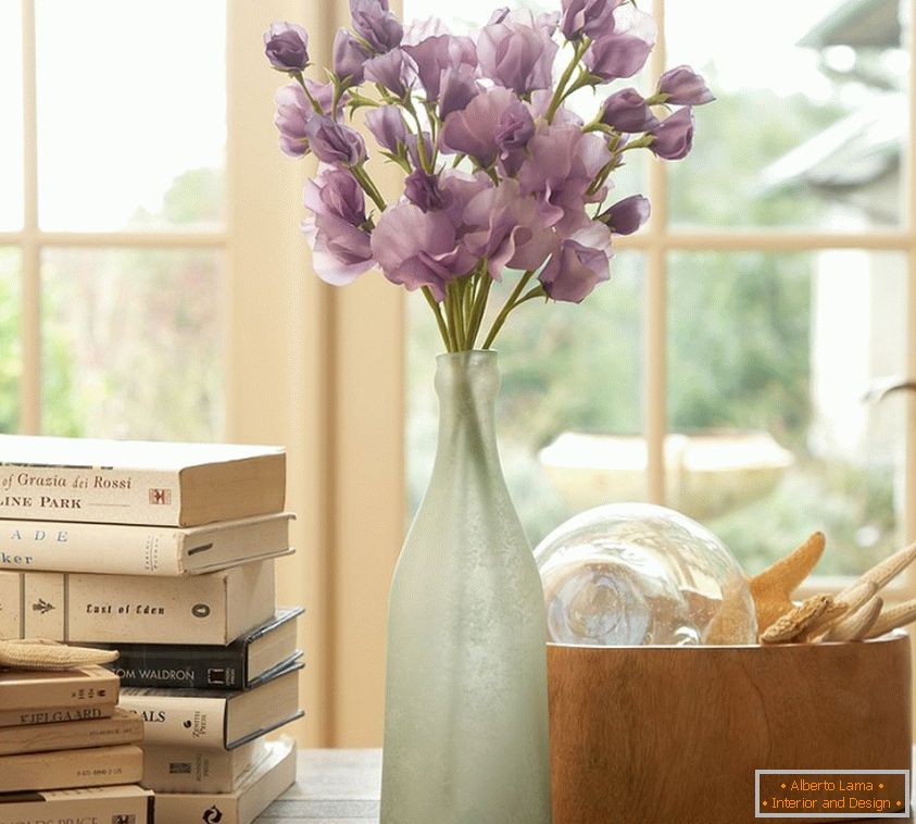 Live flowers in the interior of the living room