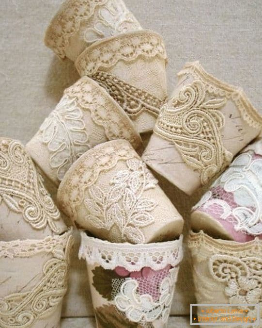 Decor of the pot with lace