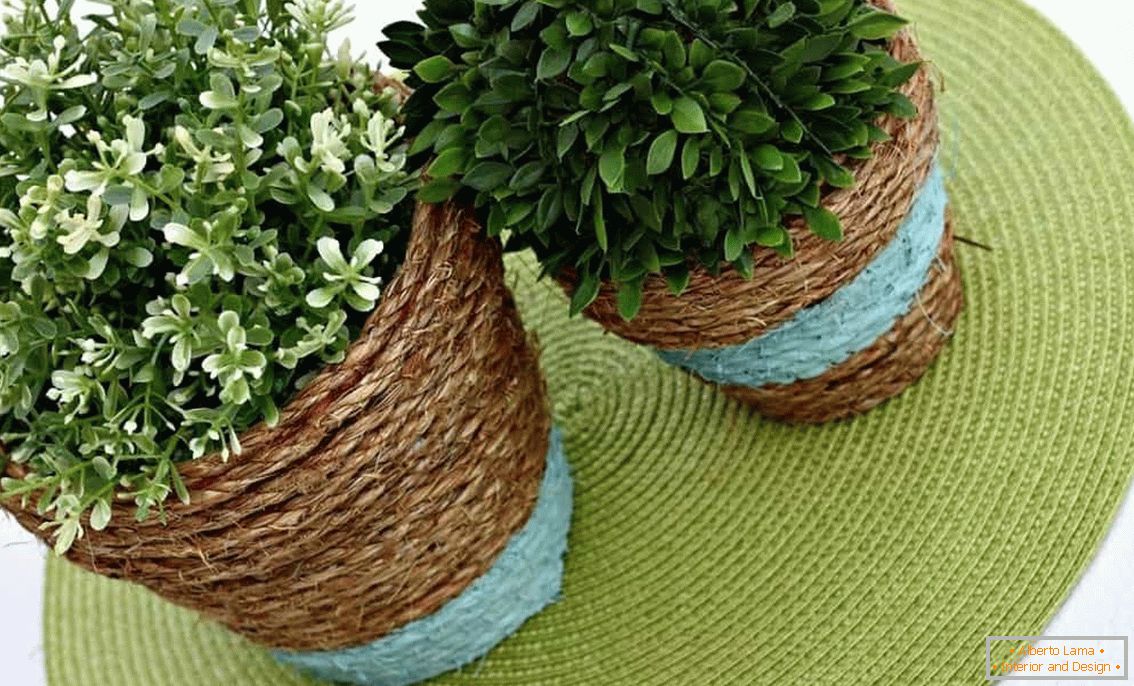 Applying a straw rope for pot decor