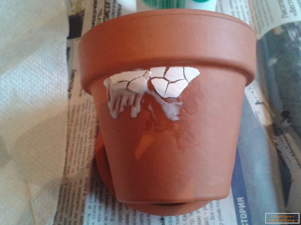 The technique of gluing the shell on the pot