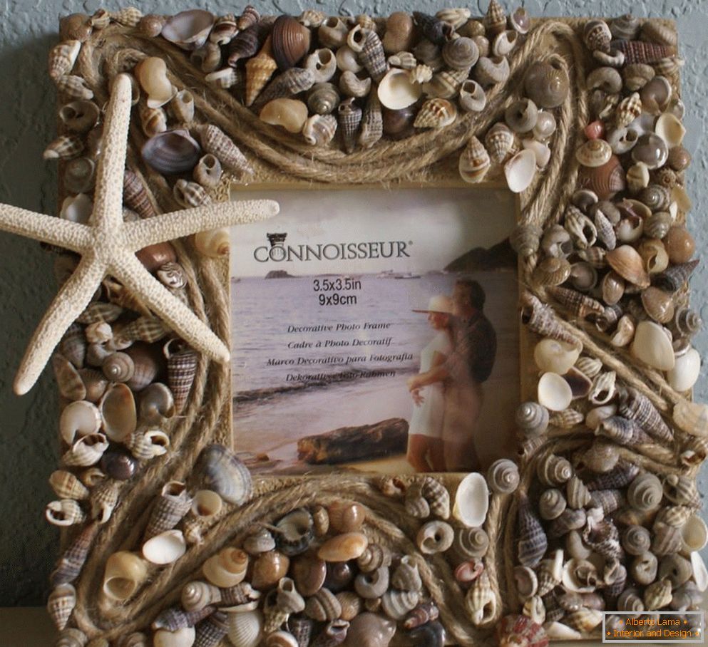 Photo frame from seashells