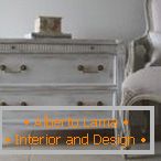 Bright chest of drawers with bronze handles