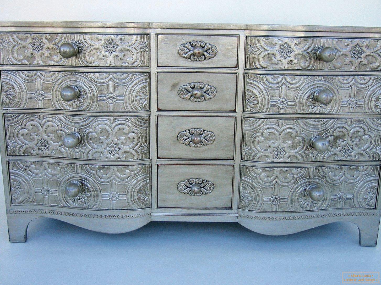 Chest of drawers with three-dimensional decor