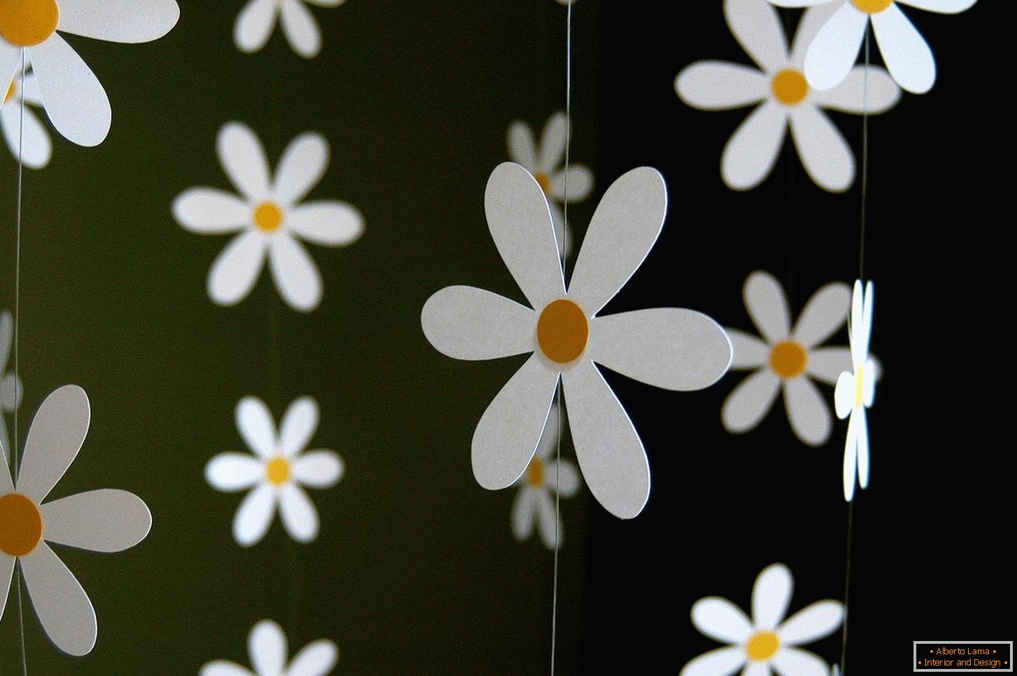 Vertical garland of paper chamomiles