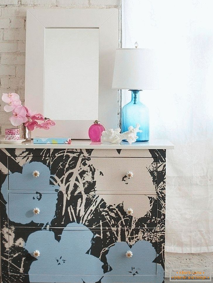 Wallpaper by chest of drawers with a picture