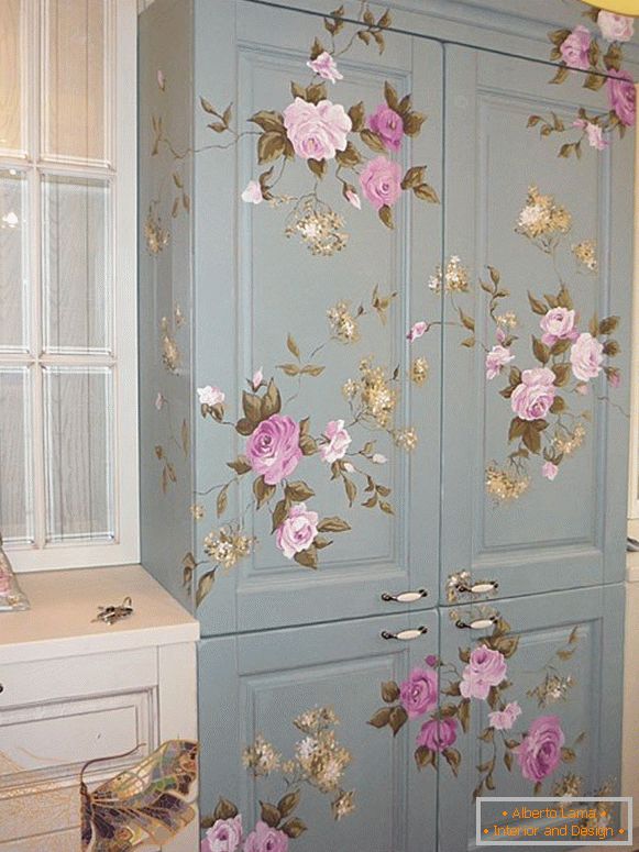 Painted roses on the cupboard