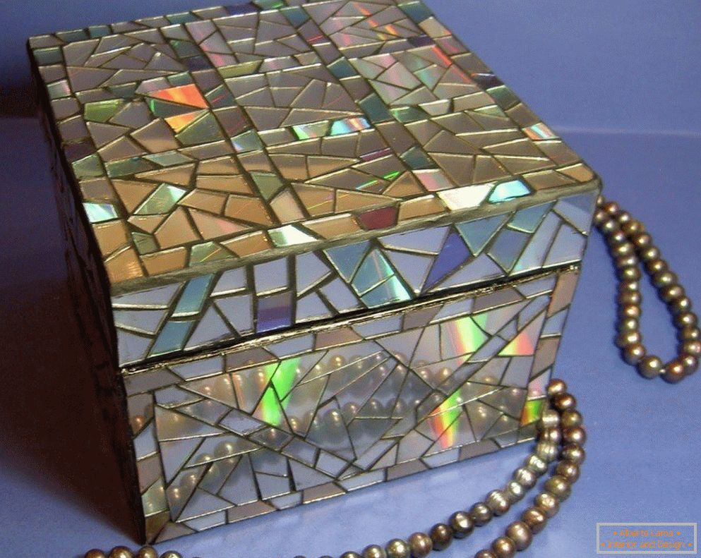 Mirror mosaic on the box