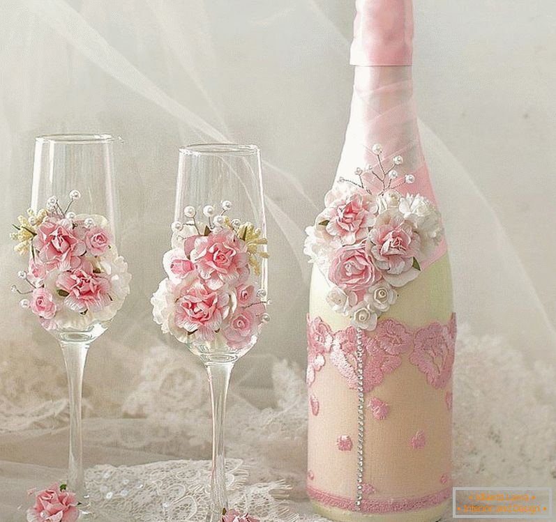 Decor with roses of wedding glasses