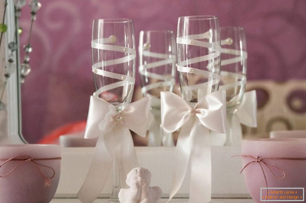 Wedding glasses with ribbons