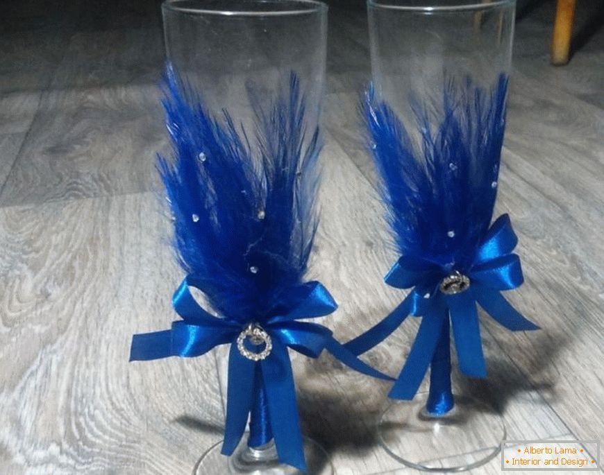 Decoration of wedding glasses with feathers
