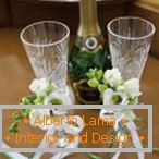 Flowers and ribbons on the glasses