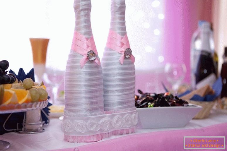 Decor of wedding bottles лентами