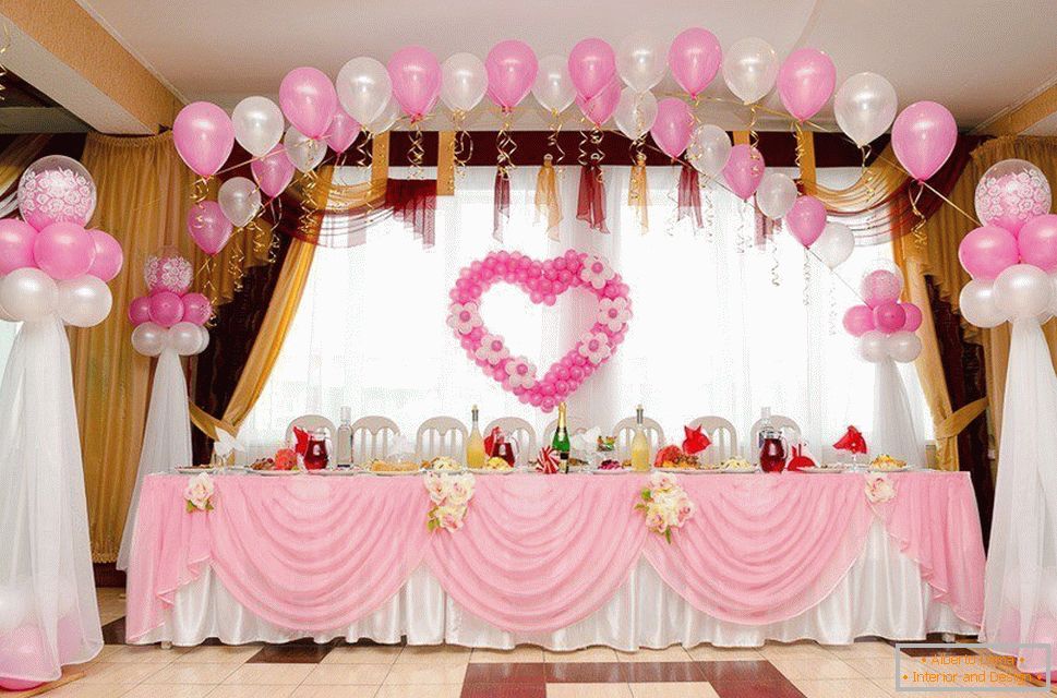 Decoration of a wedding hall with balls
