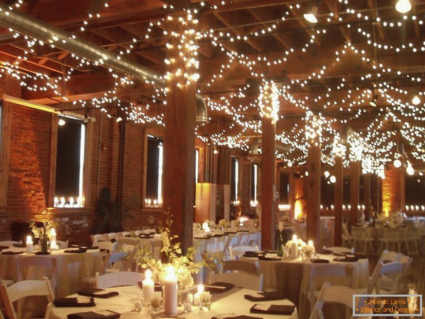 Decoration of a wedding hall with garlands