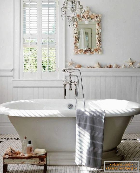 Simple and beautiful decor of seashells in the bathroom