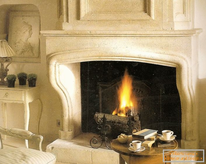 A full gas fireplace as a house project. Decorative logs give the fireplace the authenticity of a living fire from firewood.